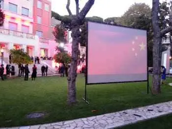 proiezione schermo in ambasciata